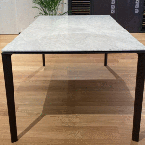 Tavolo Pascal 2000x1000 in Marmo Bianco Carrara Opaco con Struttura Iron